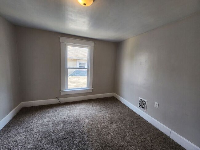 Building Photo - Now $100 LOWER !! PLUS $1000 off move-in costs!