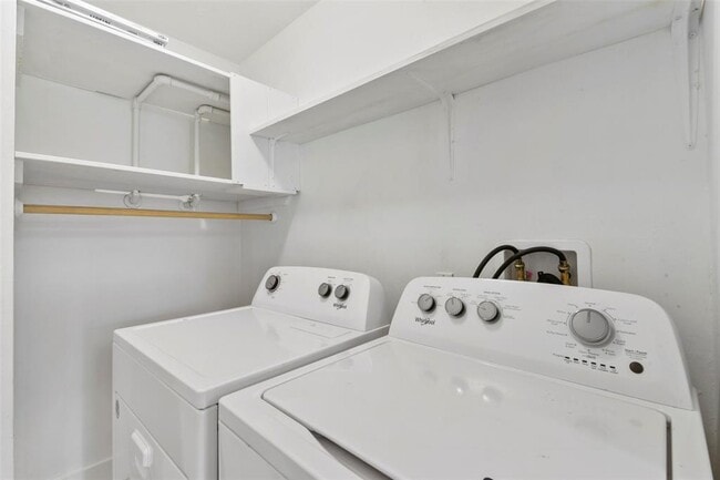 Building Photo - 826 Seacliff Dr