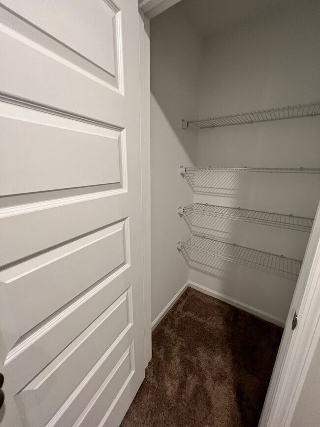 Building Photo - 3BR/2.5 BATH Townhome with Garage & Fenced...