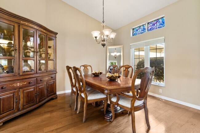 Building Photo - Fully furnished home