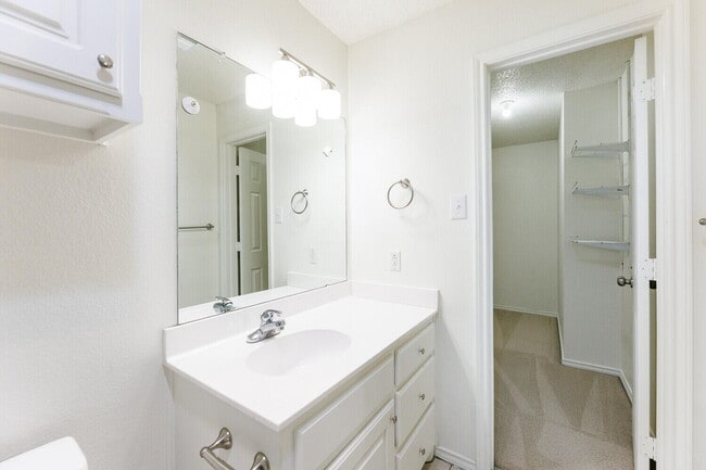 Building Photo - 10104 Englewood Ave