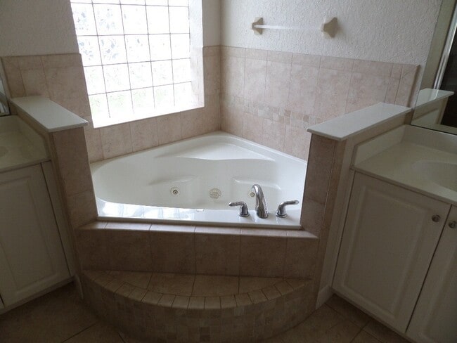 Building Photo - Hunters Ridge Beauty