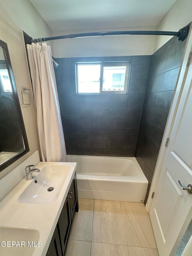 Building Photo - 4016 Camelot Heights Dr