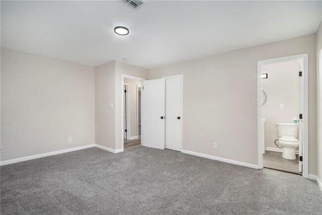 Building Photo - 2243 7 Oaks Cir