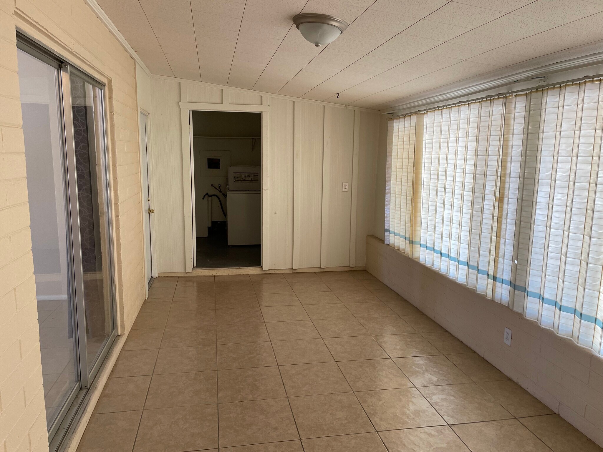 AZ Room with four windows - 11044 W Sun City Blvd