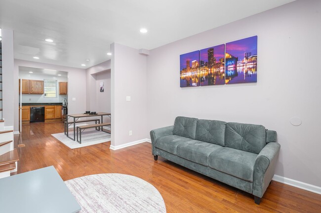 Building Photo - Beautiful 2 Bedroom in Baltimore, Fully Fu...