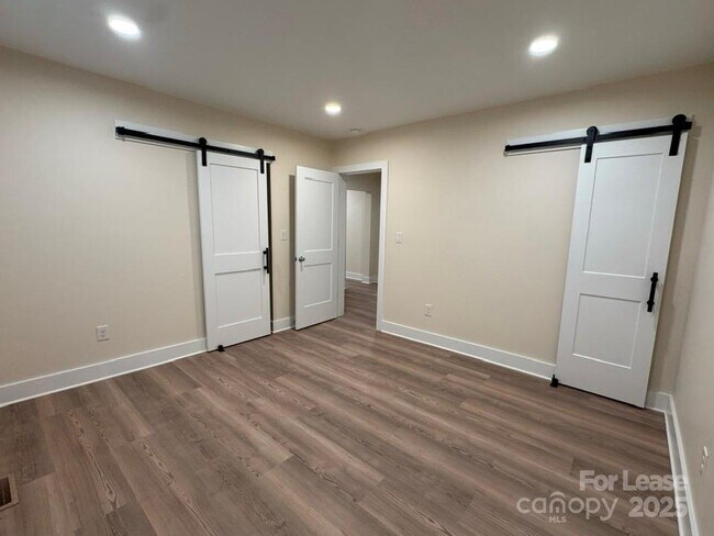 Building Photo - 19612 Oak St