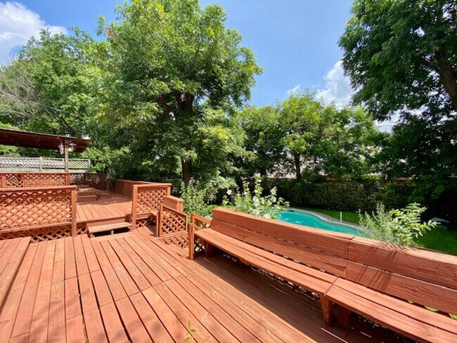 Building Photo - 3 bedroom, 2.5 Bath in Forest Oaks (Near Forest Hills)