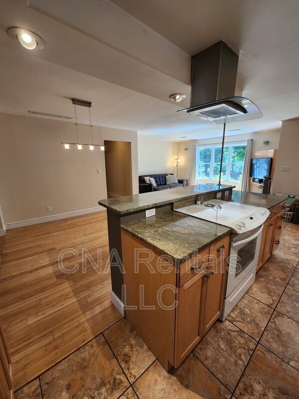 Building Photo - 2750 Ivanhoe Ln