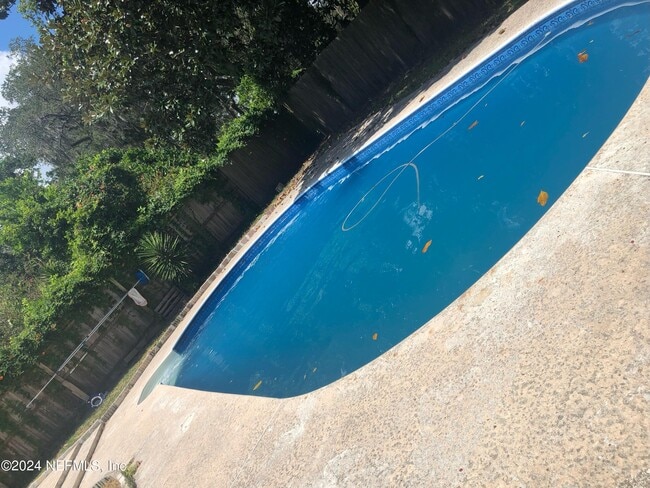 Building Photo - 421 Parkwood Dr