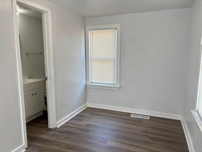 Building Photo - 2316 Miramar Blvd