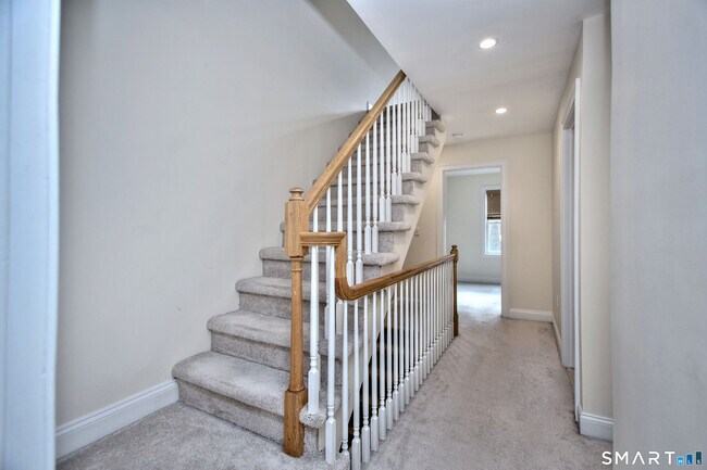 Building Photo - 39 Maple Tree Ave