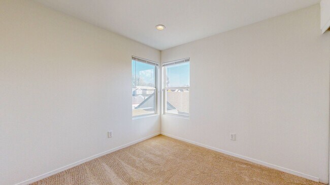 Building Photo - Charming 3 Bedroom 2.5 Bath with Bonus Room and Private Yard!