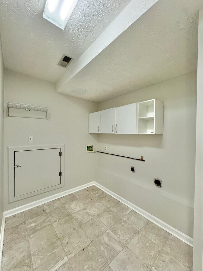 Building Photo - 550 Norwood Dr