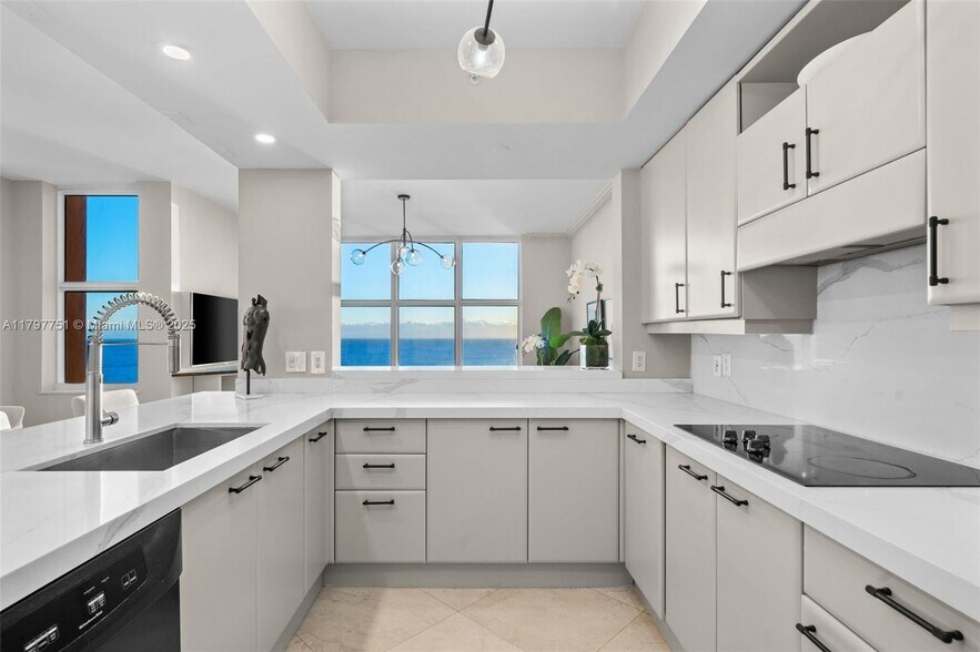 Building Photo - 2100 N Ocean Blvd