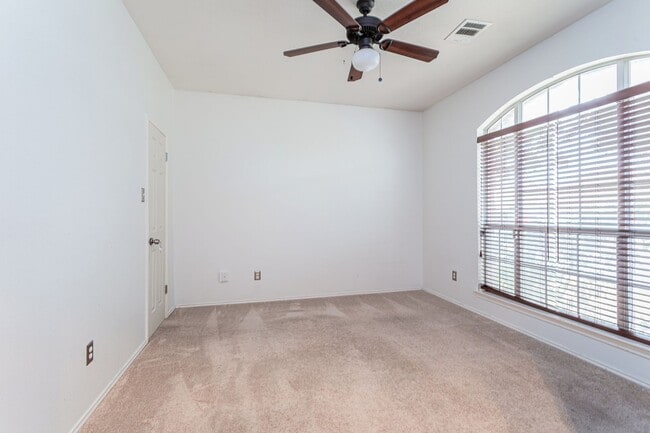 Building Photo - 1235 Blackthorn Dr