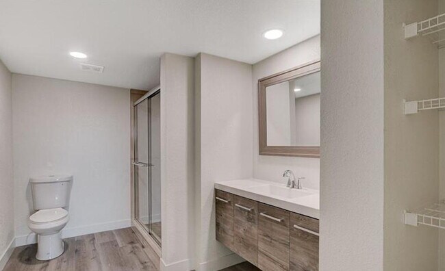 Building Photo - Highly Remodeled 1 Bedroom 2nd Floor Unit