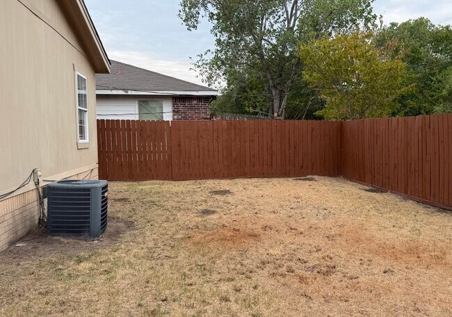 Building Photo - Cute property...