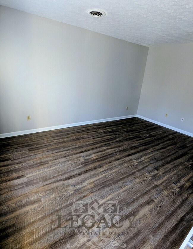 Building Photo - 1034 Brookview Dr