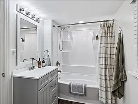 Bath 1 - 816 Woodside St
