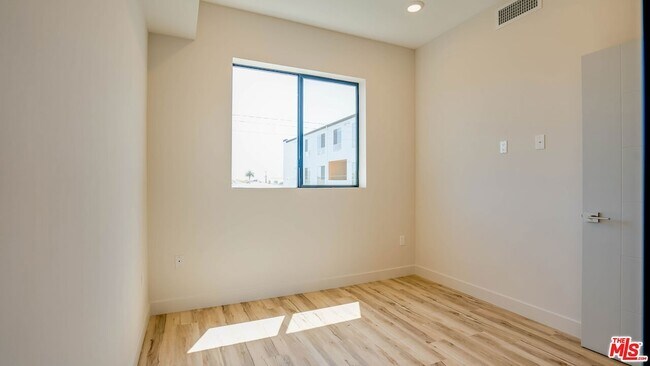 Building Photo - 1540 S Hayworth Ave