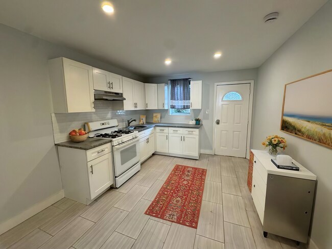 Building Photo - Freshly Updated 3bd/1bath House! Section 8 ONLY!