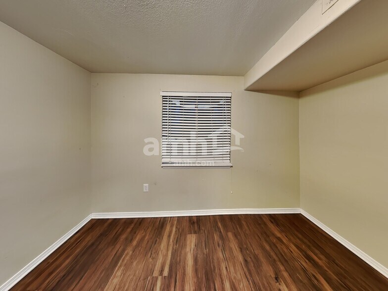 Building Photo - 1393 E 96th Pl