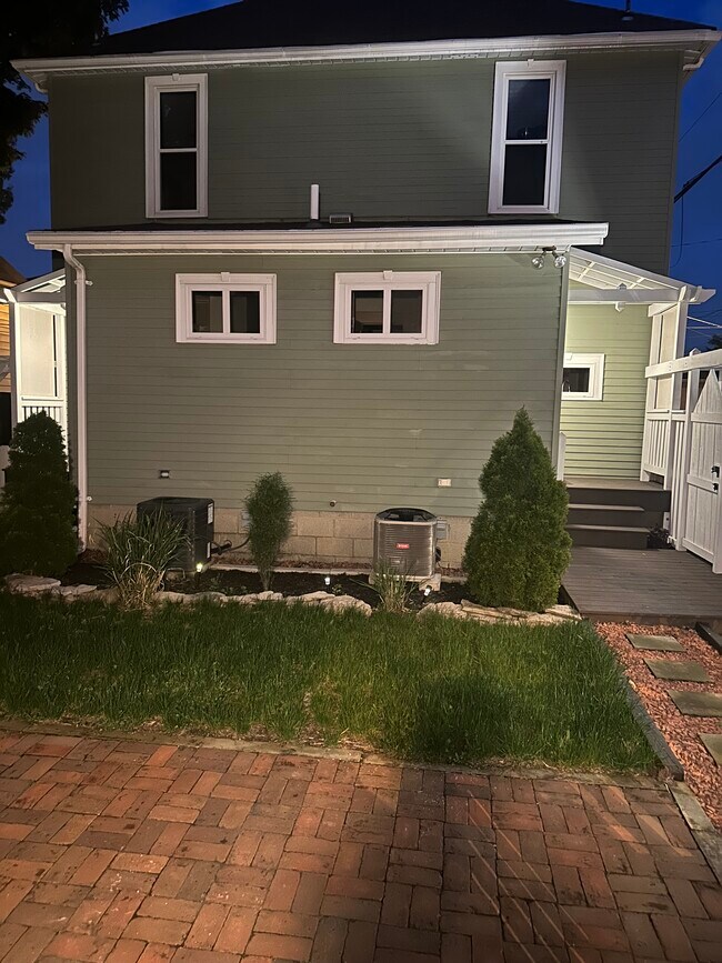 Building Photo - 661 Beech St