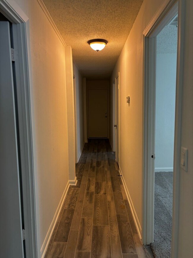 Building Photo - 3 Bedroom 2 Bath