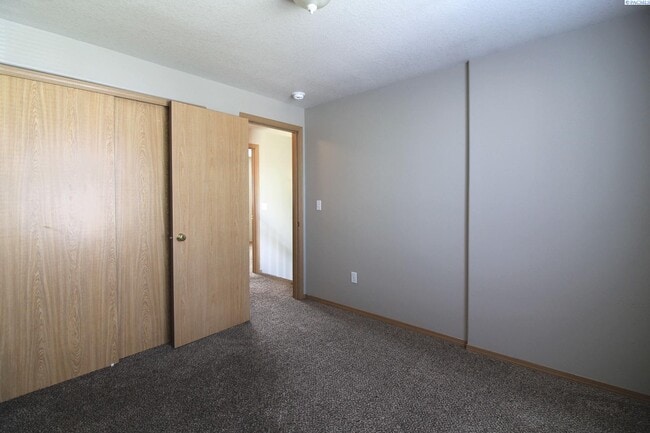 Building Photo - 3 Bed, 2.5 Bath House in West Pasco
