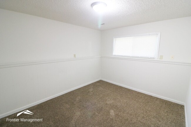 Building Photo - Spacious 3 bedroom townhome with a fenced in backyard!