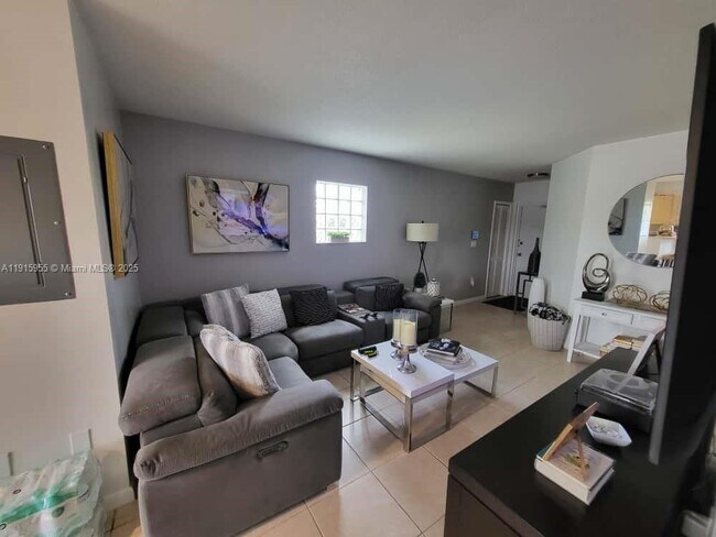 Building Photo - 3415 NE 9th Dr