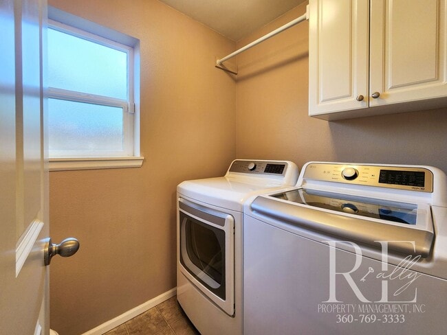 Building Photo - Spacious Silverdale Home with Large Fenced...