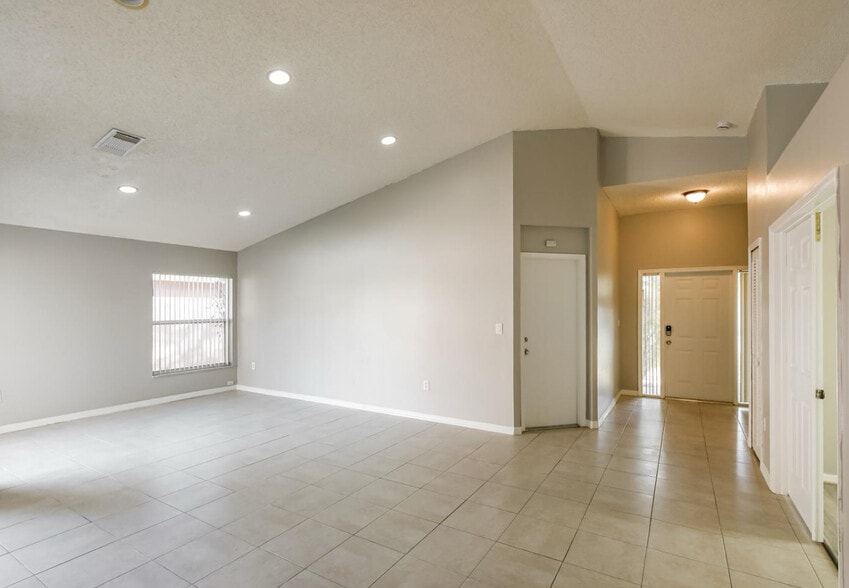 Building Photo - 5010 SW 151st Ter