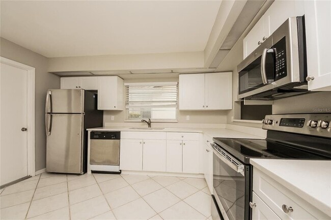 Building Photo - 4454 Sandhurst Dr