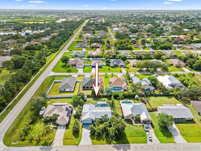 Building Photo - 414 SW Lairo Ave