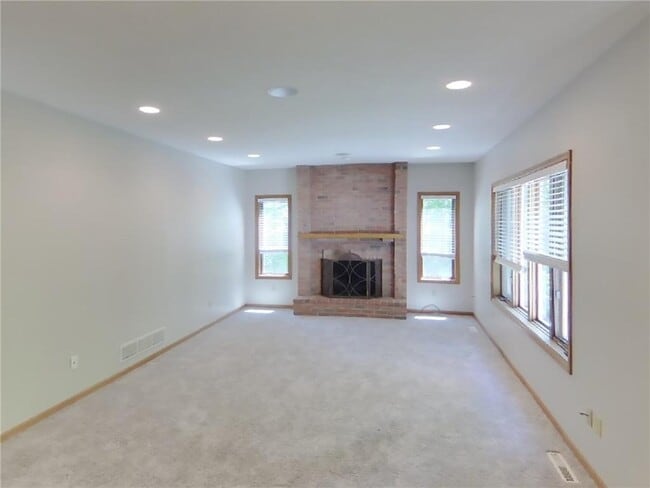 Building Photo - 5585 Rosewood Ln