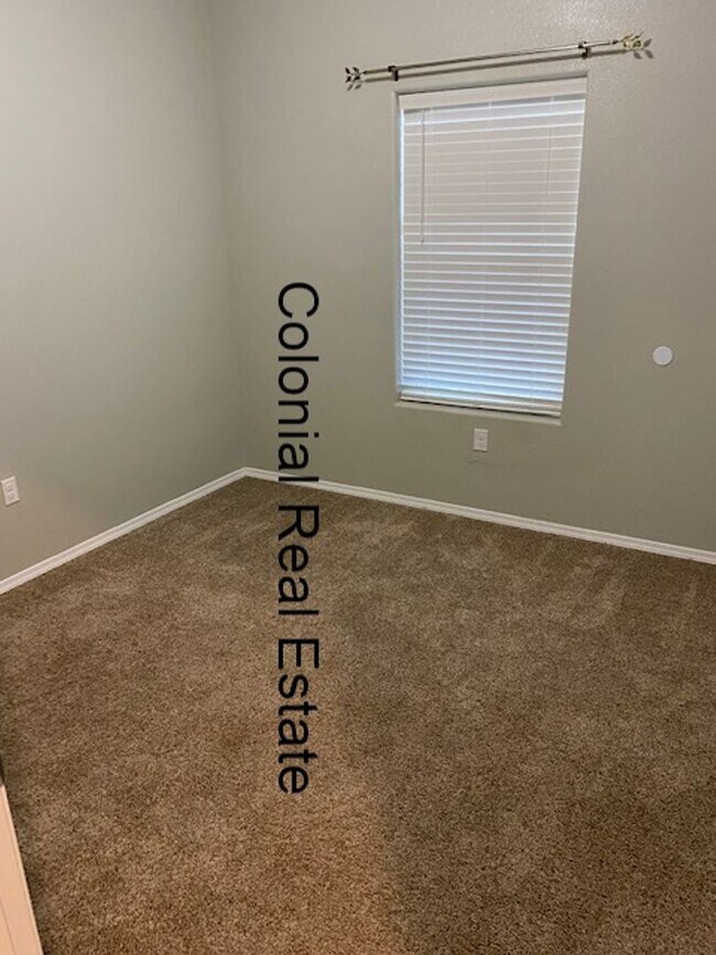 Building Photo - Spacious and updated 3 bedroom 2 bathroom home.