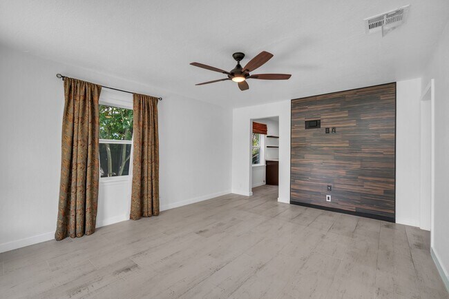 Building Photo - Beautiful home in quiet neighborhood