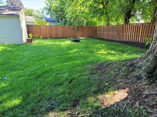 Building Photo - Spacious 3-bedroom, 2-full Bath Ranch