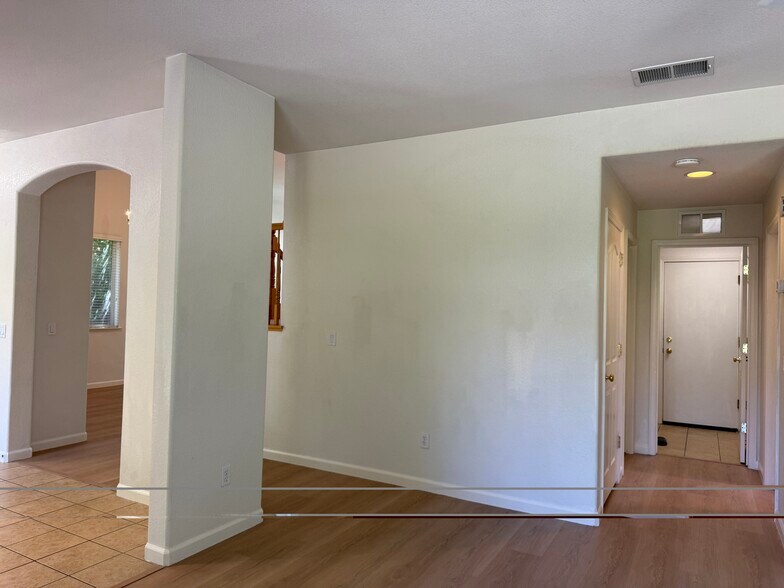 Building Photo - 9633 McKenna Dr