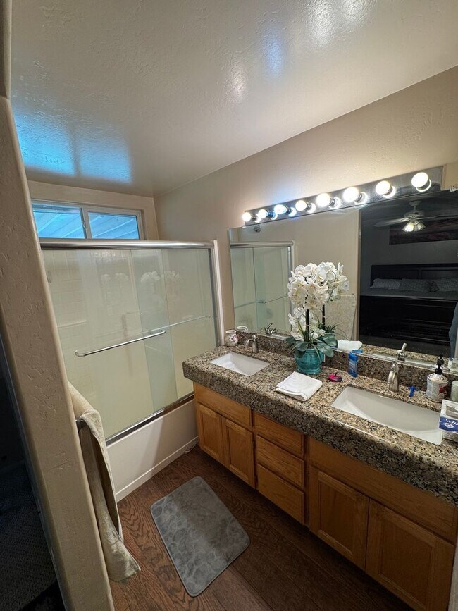 Building Photo - Great Family Home in Southwest Bakersfield