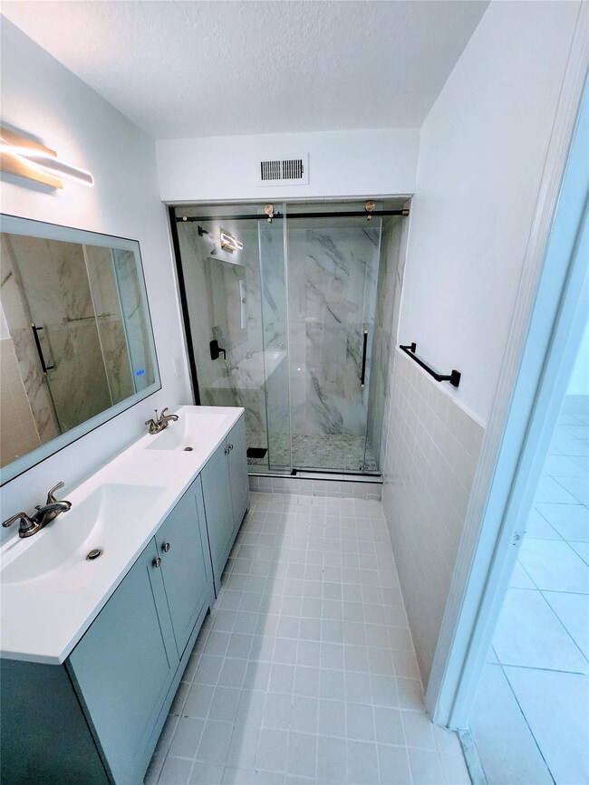 Building Photo - 793 NE 206th St