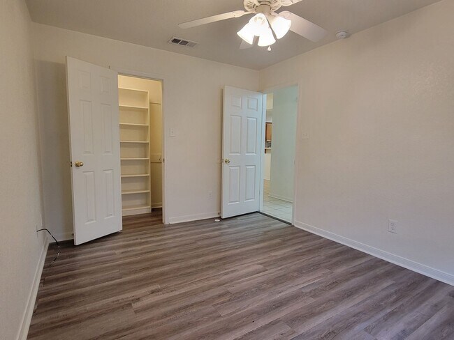Building Photo - 914 Crymes Ln