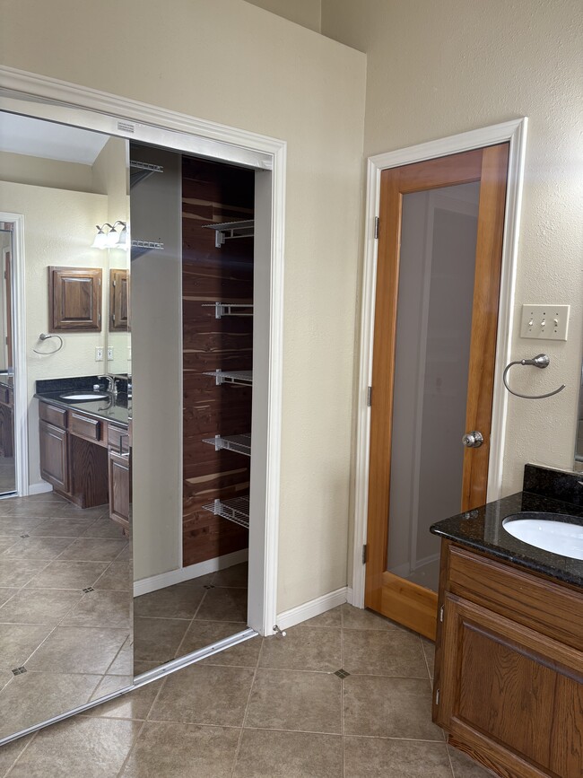 Building Photo - 106 Hollywood Dr