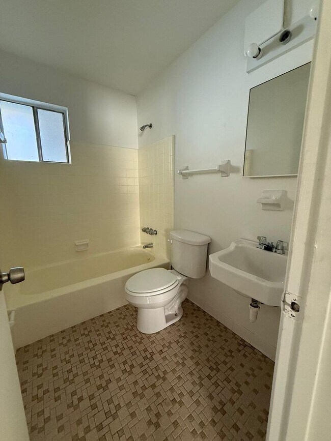 Building Photo - FOR RENT – 4 BEDROOM HOME AVAILABLE NOW