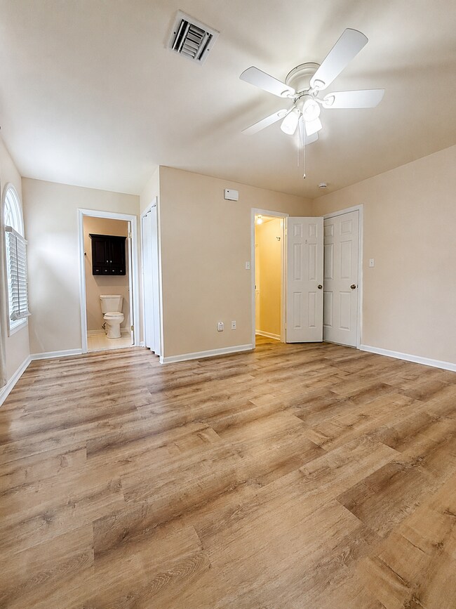 Building Photo - 252 Crescent Dr