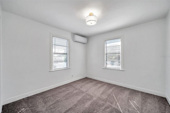 Building Photo - Gorgeous 2 bedroom 1 bath apartment