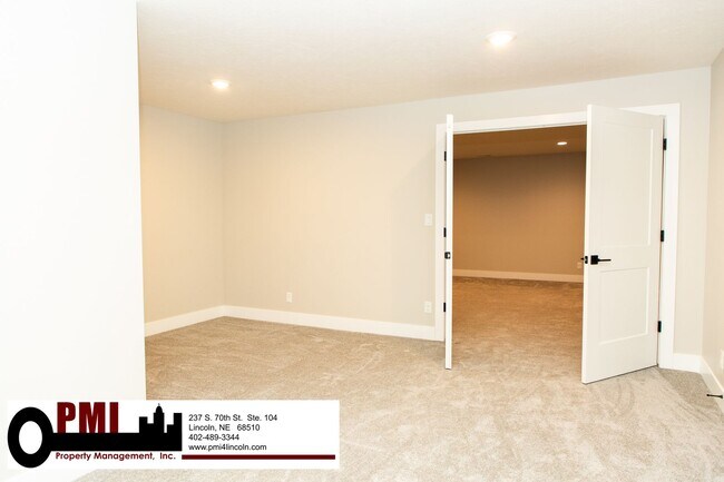 Building Photo - 5 Bedroom and 3 Bathroom House