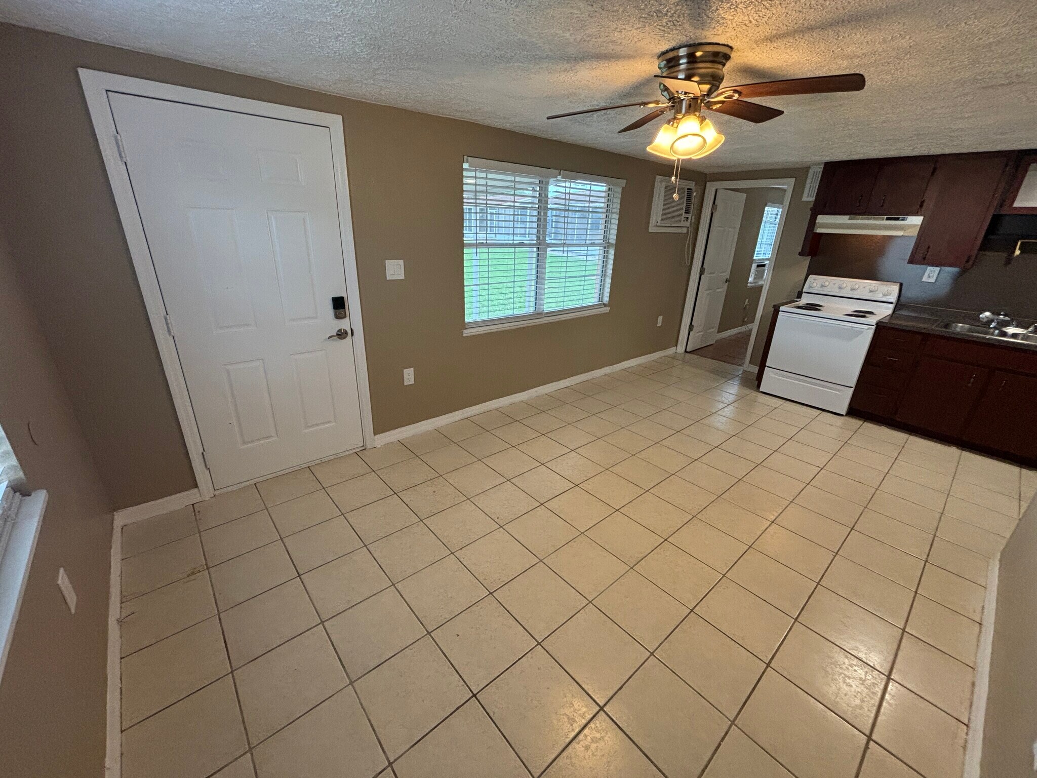 Building Photo - 1207 W Pierce St